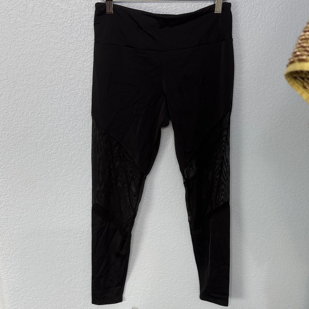 Onzie Charcoal Leggings With Mesh Inserts Size M/L